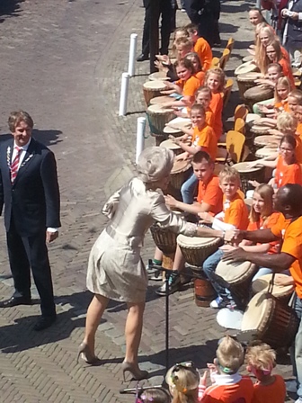 djembe optreden voor de koning en koningin